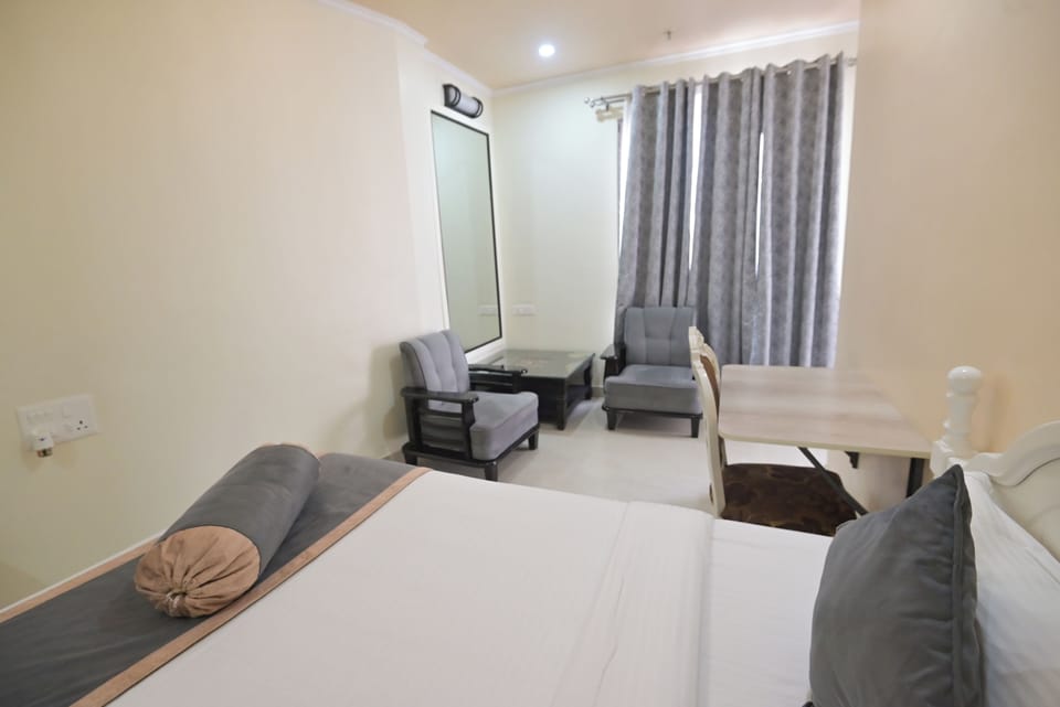 Premium Deluxe Twin Room | Down comforters, WiFi (free), bed sheets