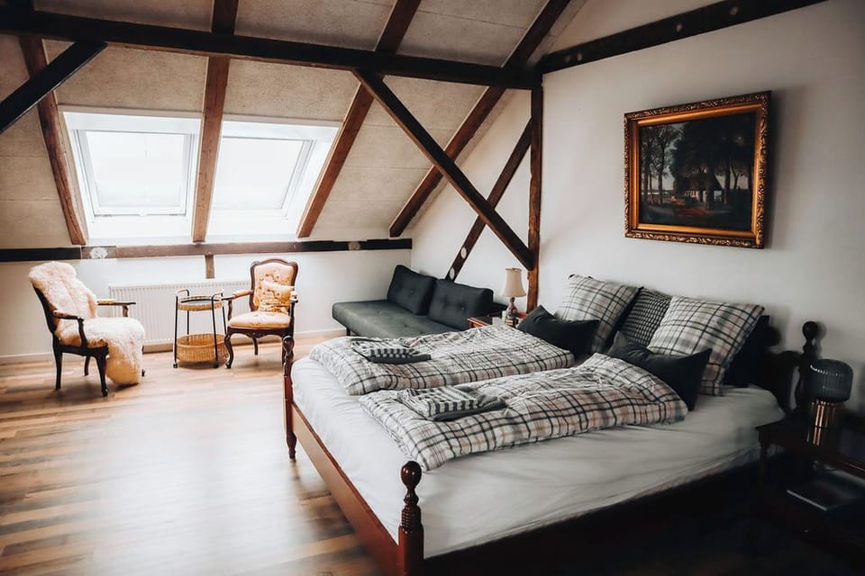 Family Room (Høstværelset) | Premium bedding, blackout drapes, soundproofing, travel crib
