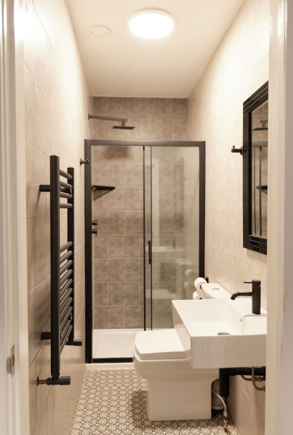 Standard Quadruple Room | Bathroom | Free toiletries, hair dryer, towels, soap
