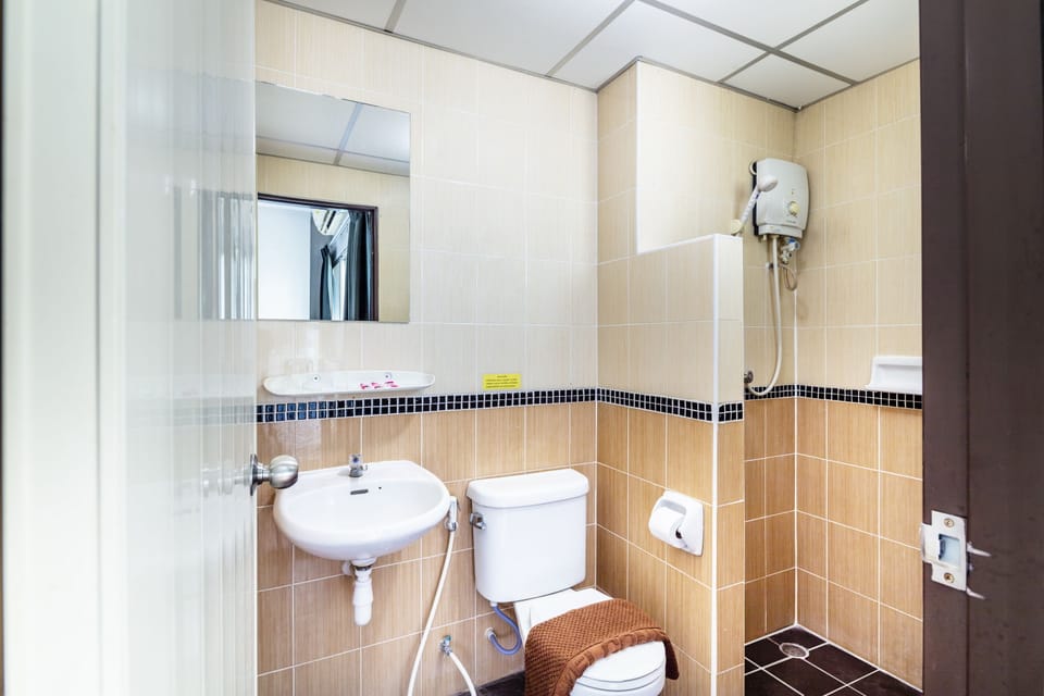 Shower, rainfall showerhead, free toiletries, soap