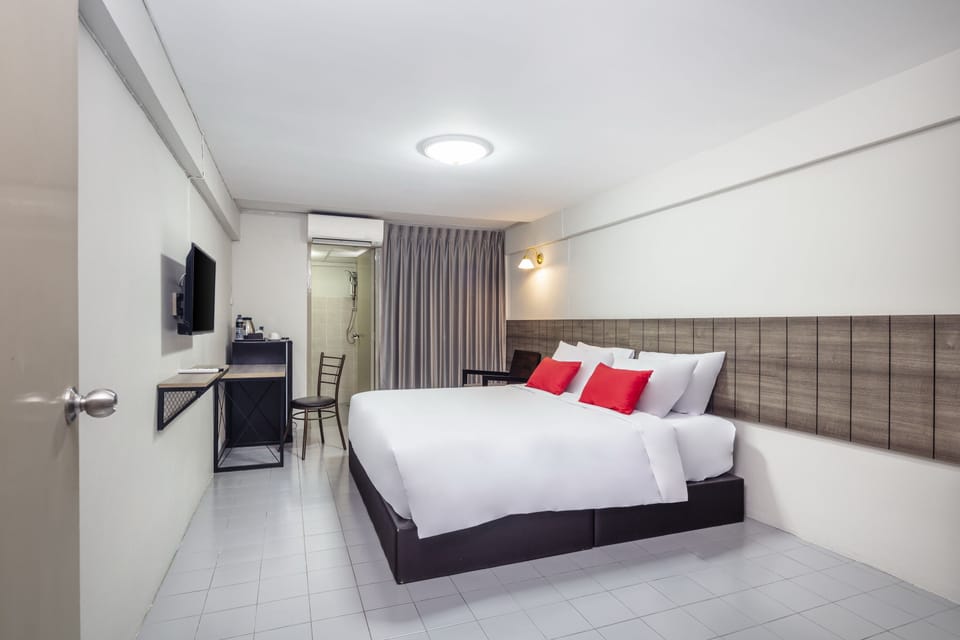 Standard Double Room - No Parking | Desk, laptop workspace, blackout drapes, free WiFi