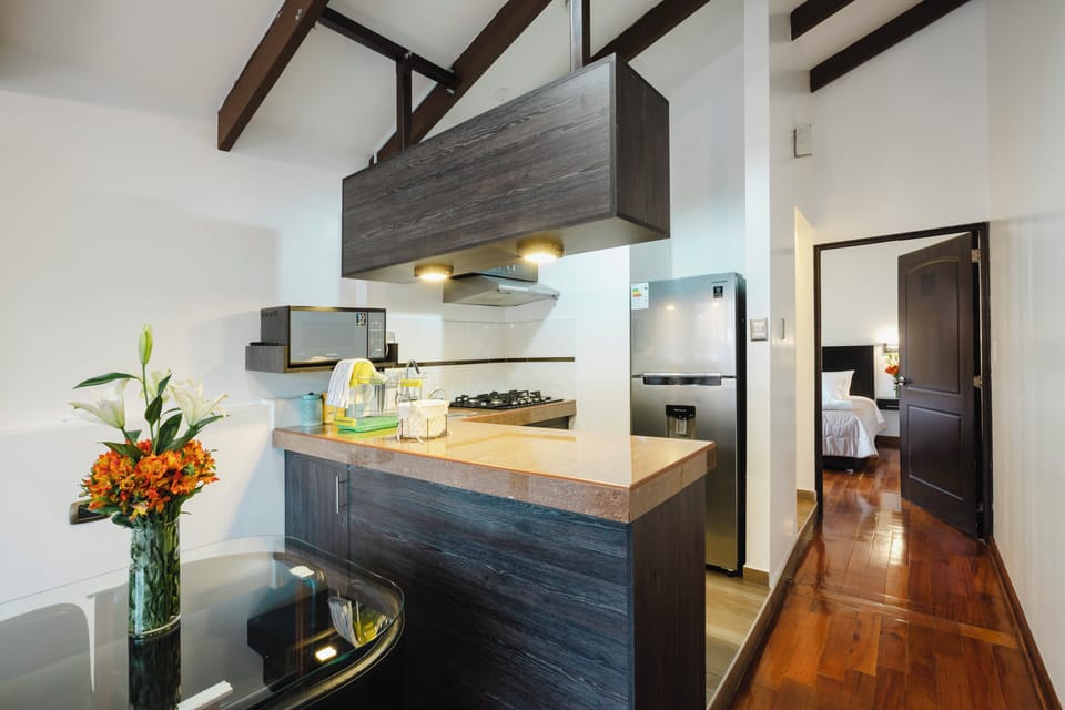 City Apartment, 1 King Bed | Dining room