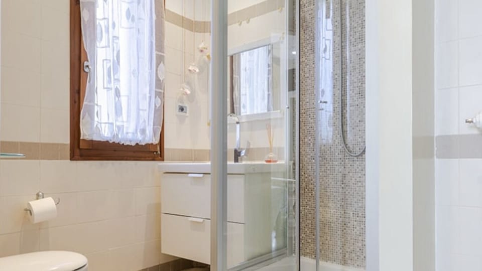 Double Room, Ensuite | Bathroom | Shower, free toiletries, hair dryer, towels
