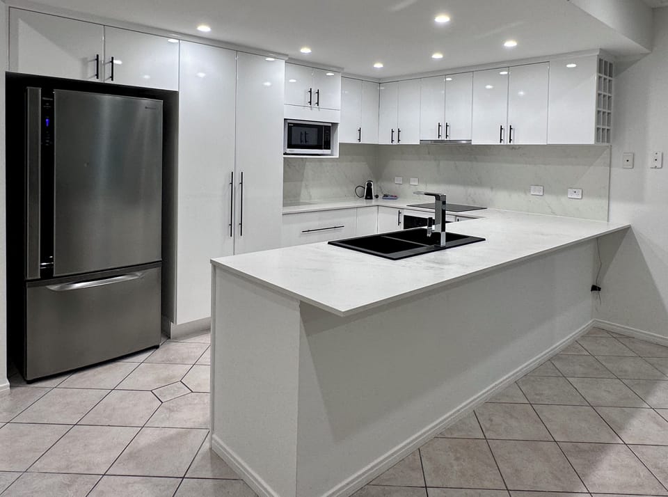 Full-size fridge, microwave, oven, stovetop