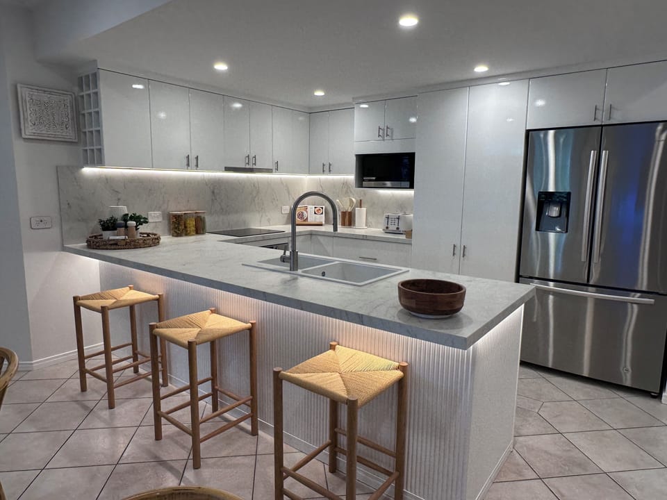 Full-size fridge, microwave, oven, stovetop
