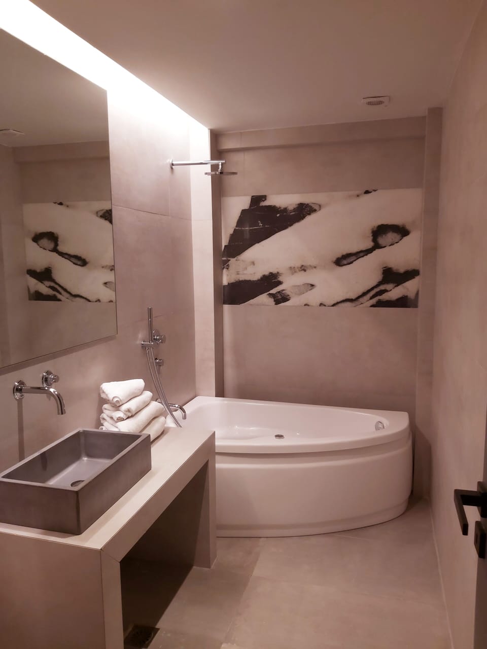 Bathtub, jetted tub, hair dryer, towels