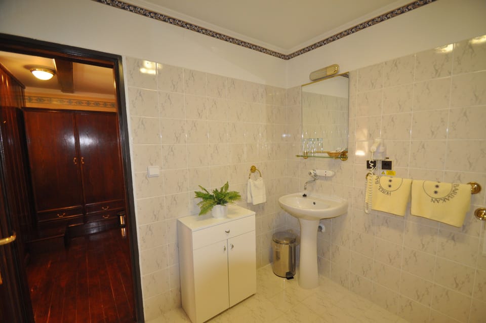 Standard Double Room | Bathroom | Free toiletries, hair dryer, towels