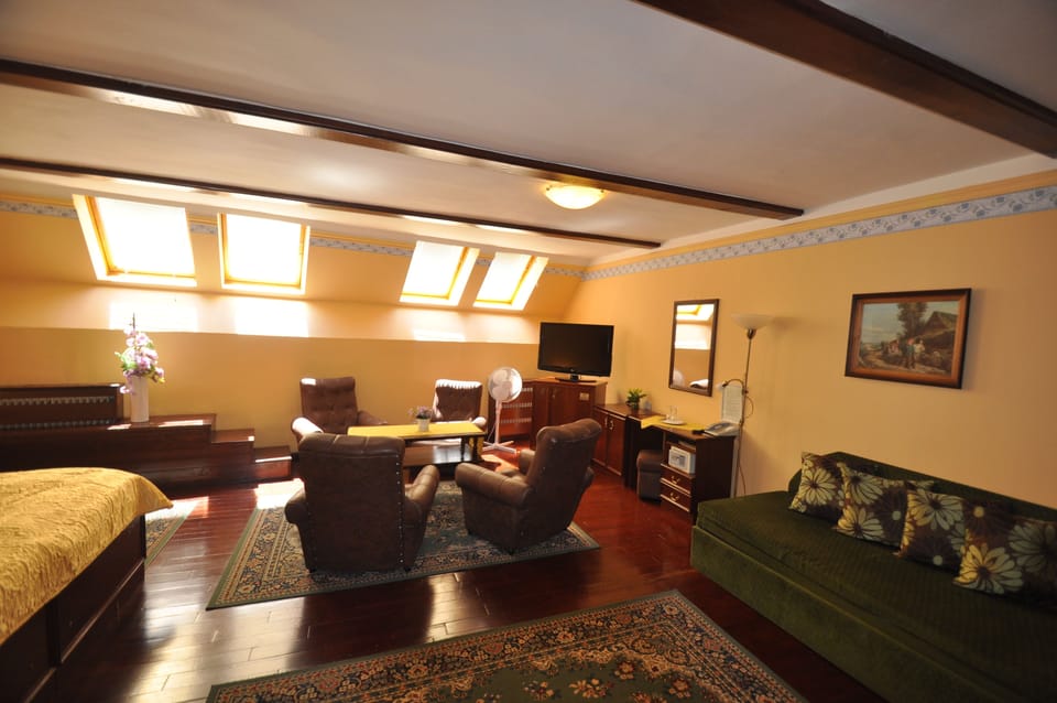 Standard Double Room | Minibar, in-room safe, desk, soundproofing