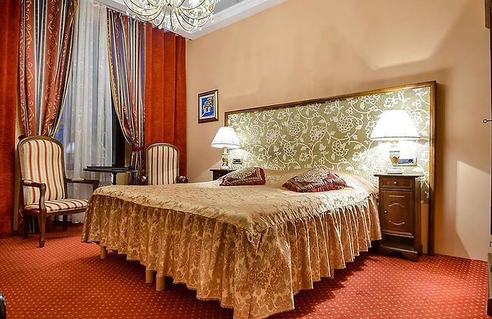Premium bedding, in-room safe, desk, cribs (surcharge)