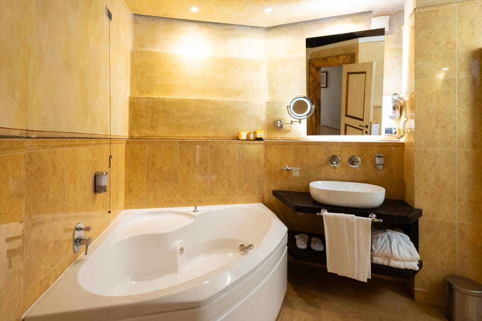 Suite Rampart on the sea | Bathroom | Shower, rainfall showerhead, hair dryer, slippers