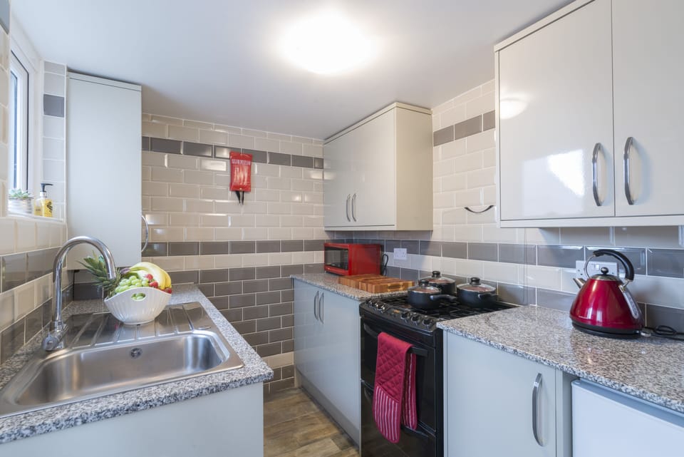 Exclusive Cottage | Private kitchen | Fridge, microwave, oven, stovetop