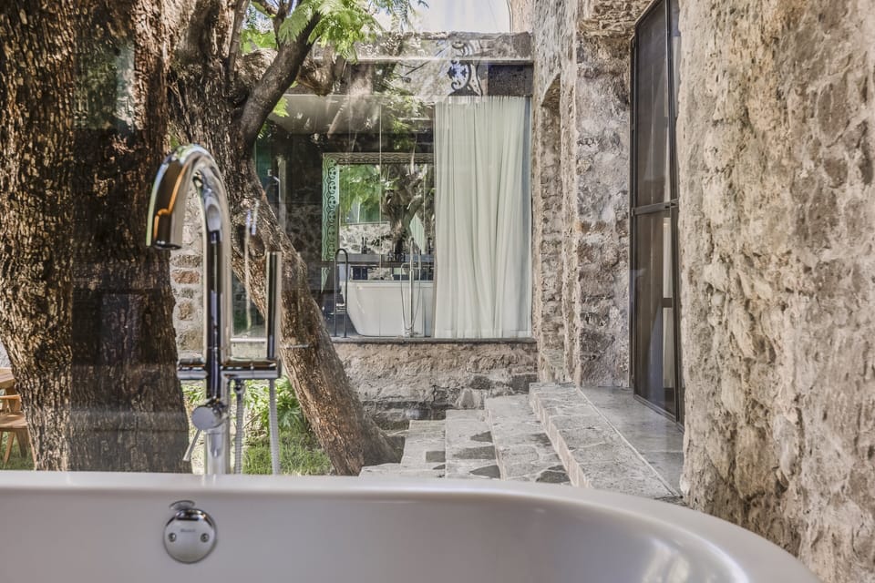 Minibar, in-room safe, desk, iron/ironing board