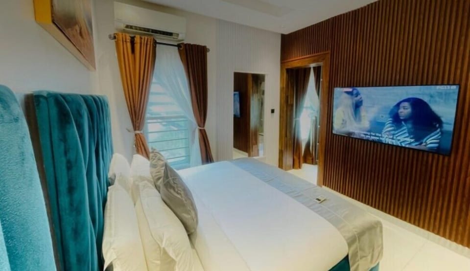 Standard Room (Cozy) | Premium bedding, in-room safe, desk, soundproofing