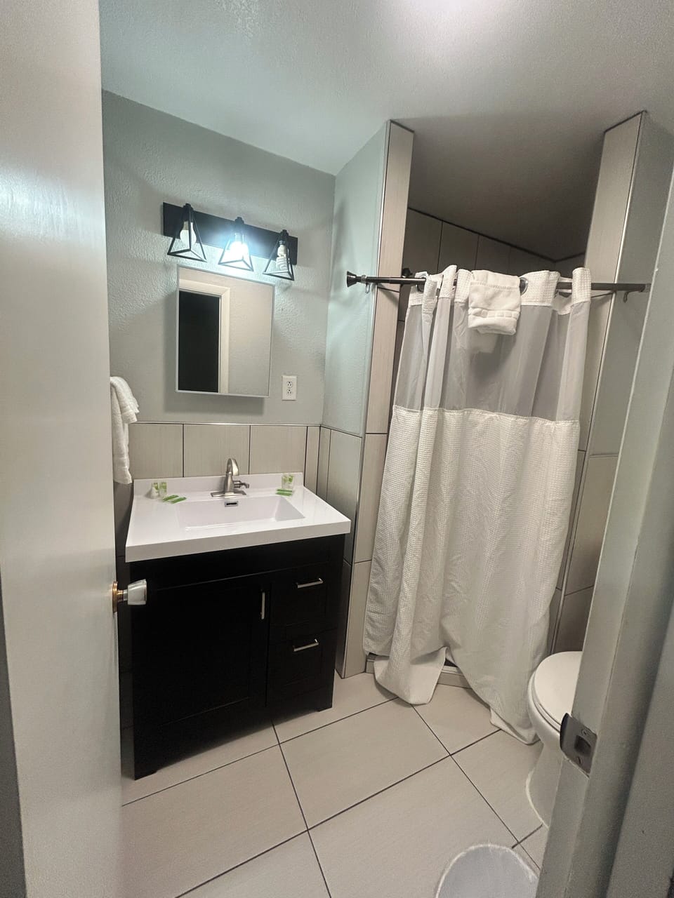 Room, Non Smoking (1 King Bed & 2 Queen Beds) | Bathroom | Free toiletries, hair dryer, towels