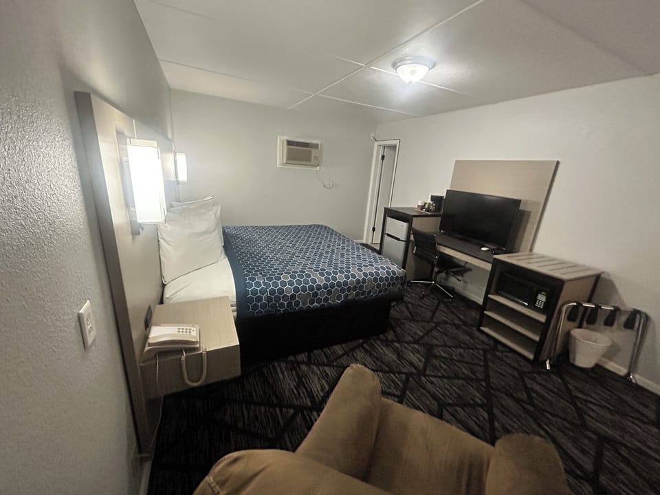 Room, 1 King Bed, Non Smoking | Desk, iron/ironing board, free WiFi, bed sheets