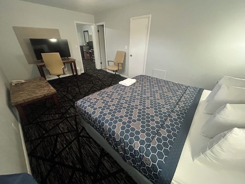 Room, Non Smoking (1 King Bed & 2 Queen Beds) | Desk, iron/ironing board, free WiFi, bed sheets