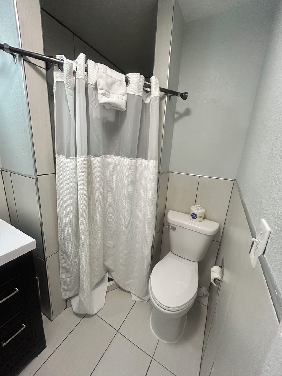 Room, Non Smoking (1 King Bed & 2 Queen Beds) | Bathroom | Free toiletries, hair dryer, towels