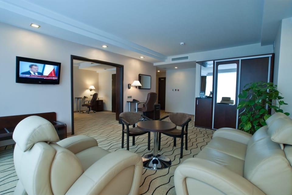 Luxury Suite, Bathtub | Private kitchen | Fridge, microwave, coffee/tea maker, electric kettle