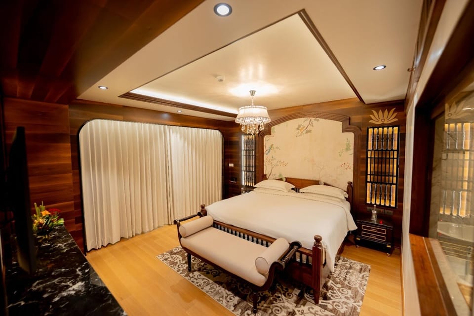 Luxury Suite | Minibar, in-room safe, desk, laptop workspace