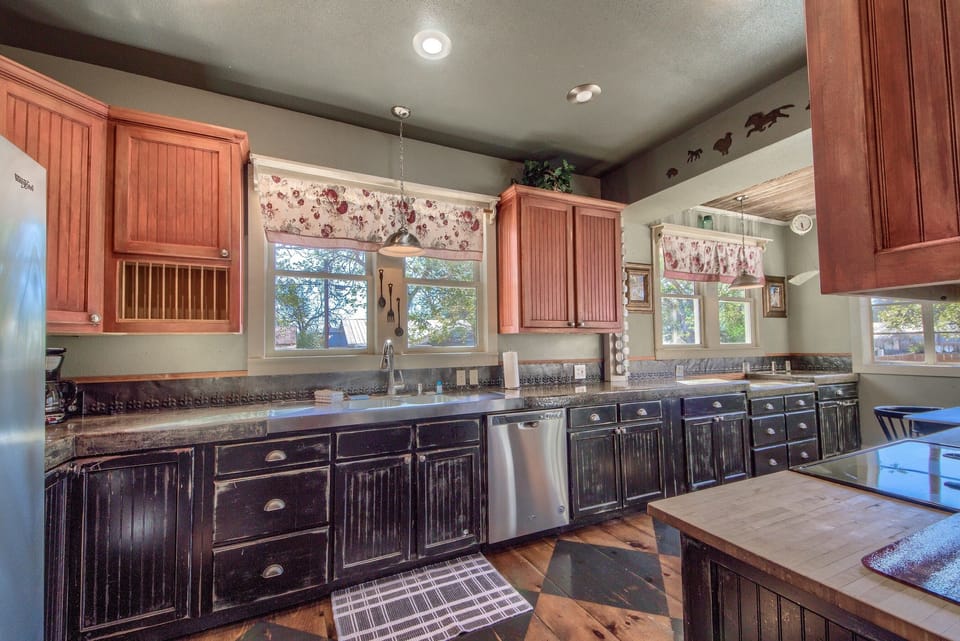 House, 5 Bedrooms | Private kitchen | Fridge, oven, coffee/tea maker, toaster