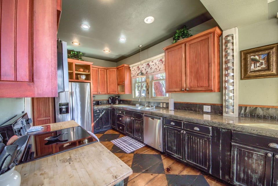 House, 5 Bedrooms | Private kitchen | Fridge, oven, coffee/tea maker, toaster