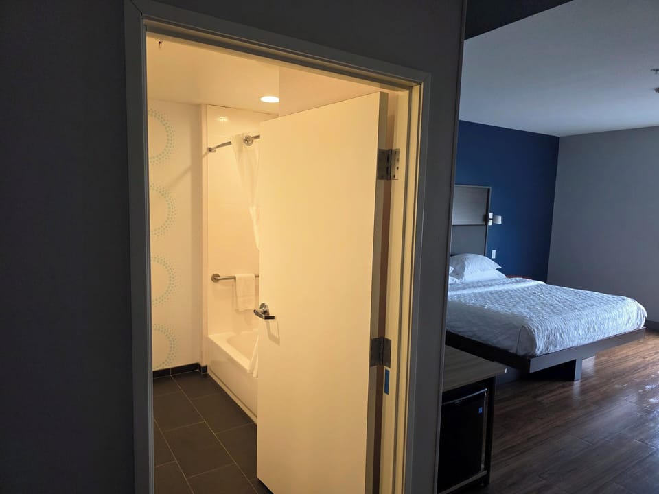 Standard Room, 1 King Bed, Accessible, Bathtub | Bathroom | Free toiletries, hair dryer, towels