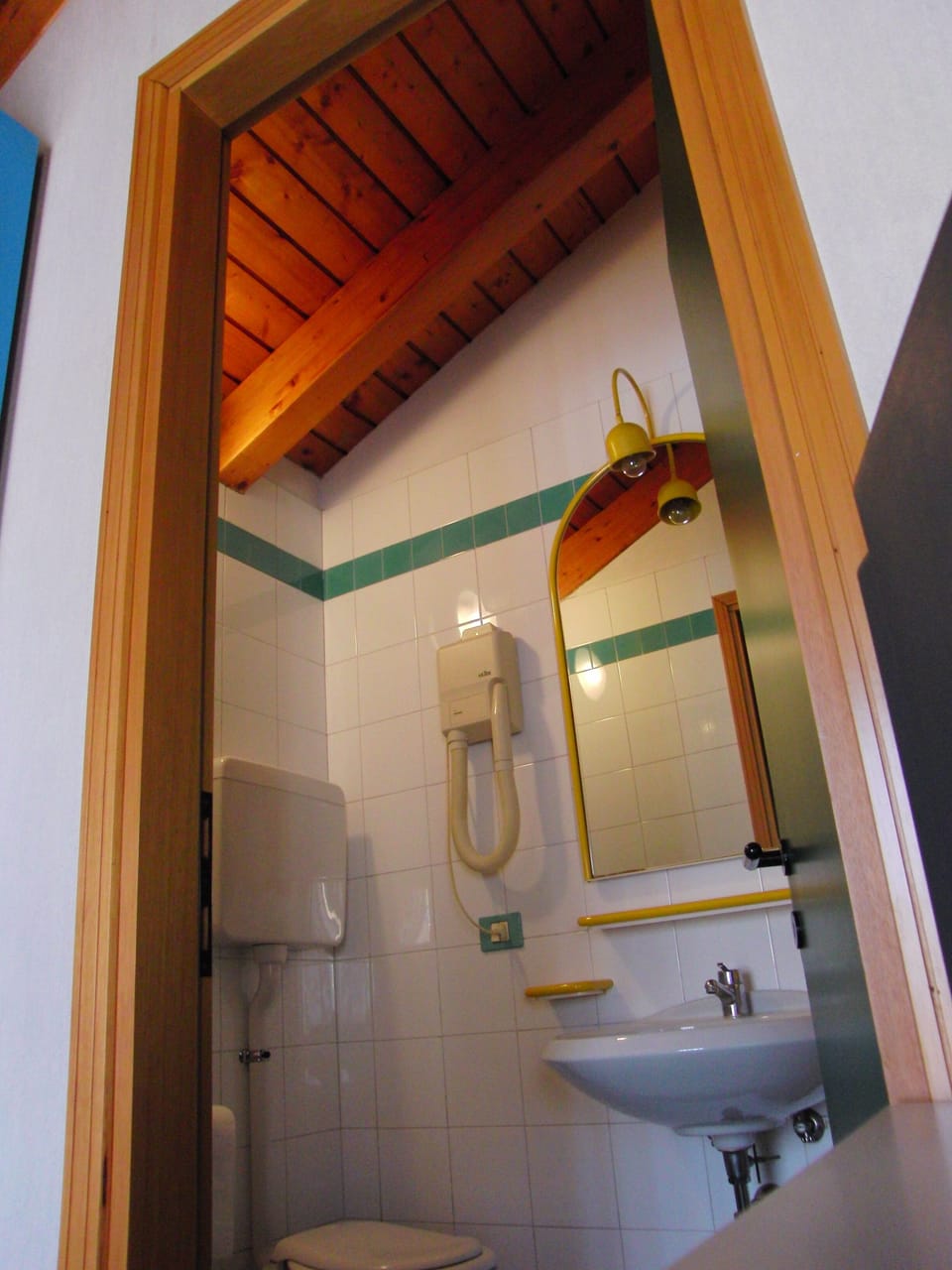 Shower, rainfall showerhead, free toiletries, hair dryer