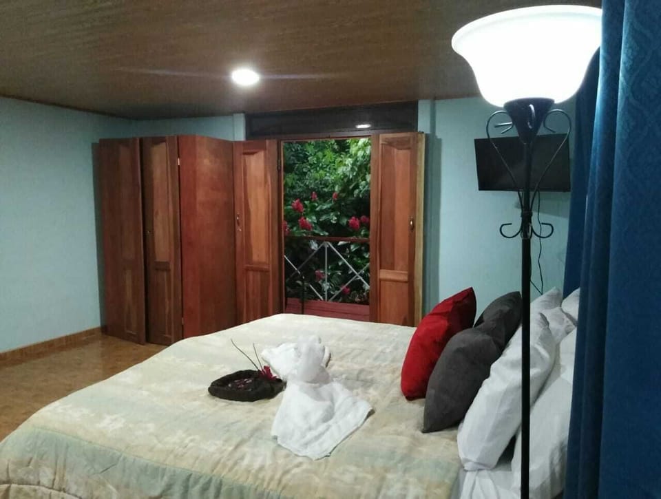 Minibar, desk, laptop workspace, free WiFi
