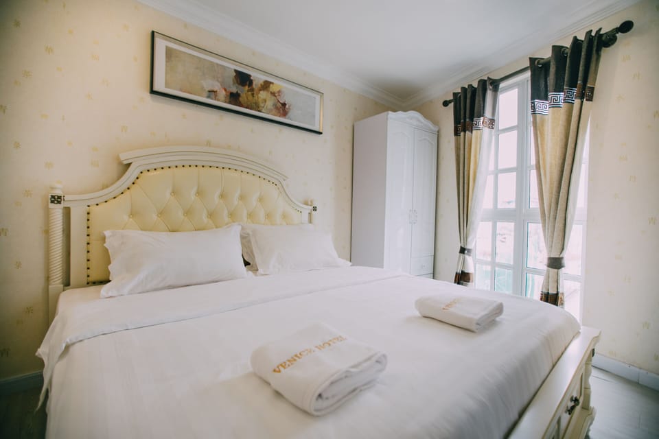 Executive Suite | In-room safe, laptop workspace, blackout drapes, iron/ironing board