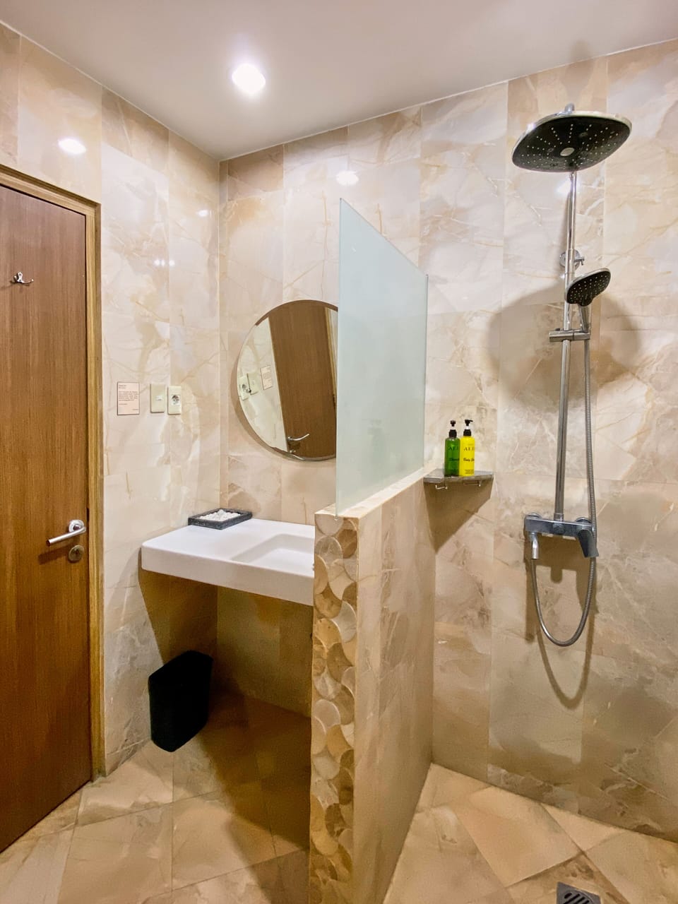 Executive Double Room | Bathroom | Shower, slippers, towels, soap