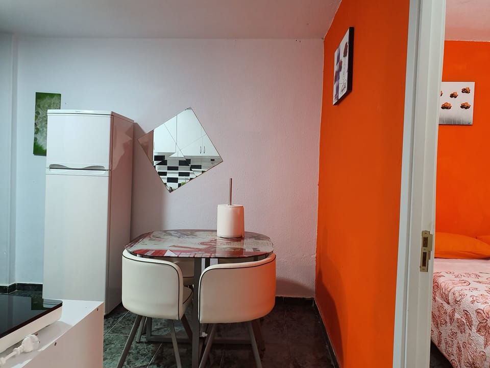 Twin Room, Shared Bathroom | WiFi, bed sheets