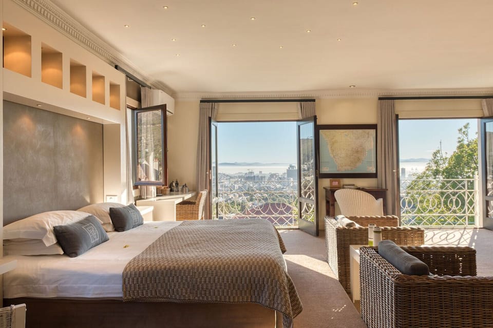 Luxury Room, 1 King Bed | Premium bedding, minibar, individually decorated, individually furnished