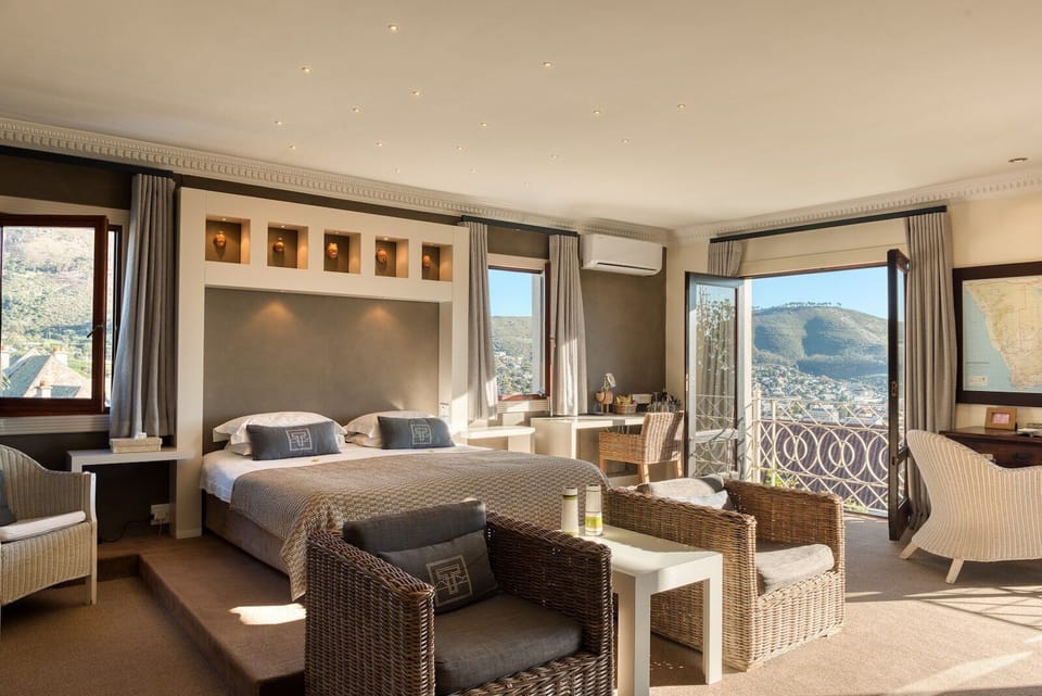 Luxury Room, 1 King Bed | Premium bedding, minibar, individually decorated, individually furnished