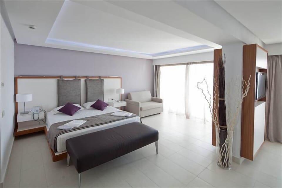 Executive Suite, Sea View | In-room safe, desk, blackout drapes, WiFi