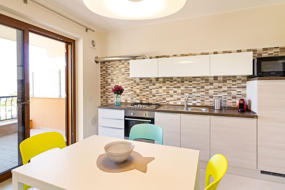 Apartment, 1 Bedroom | Private kitchen | Full-size fridge, microwave, oven, stovetop
