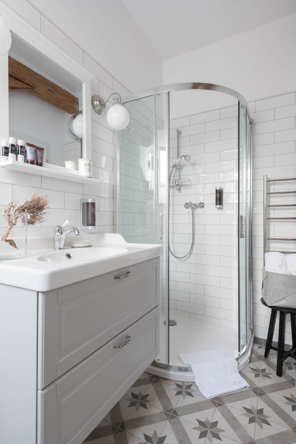 Apartma 4 | Bathroom | Shower, free toiletries, hair dryer, slippers