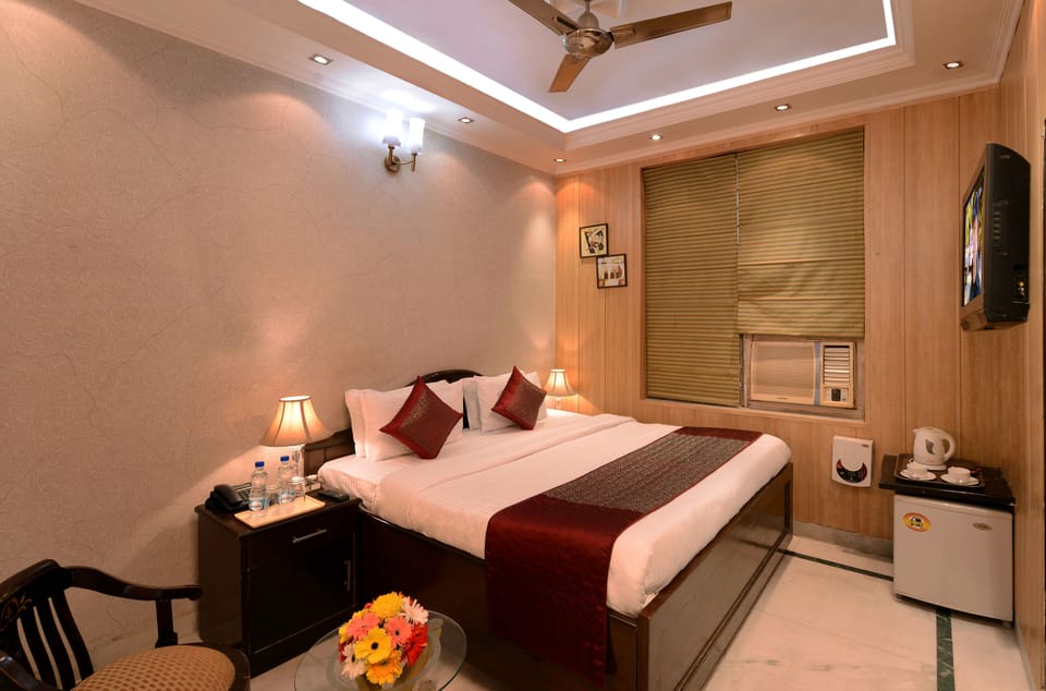Basic Double Room | Minibar, in-room safe, soundproofing, iron/ironing board