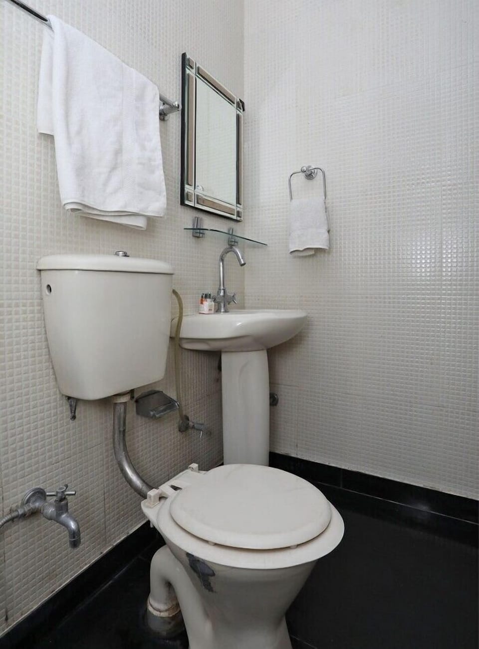 Basic Double Room | Bathroom | Shower, free toiletries, hair dryer, slippers