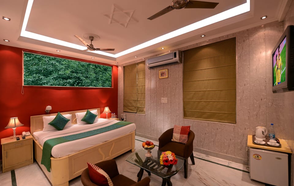 Basic Double Room | Living room | 32-inch LED TV with cable channels, TV, pay movies