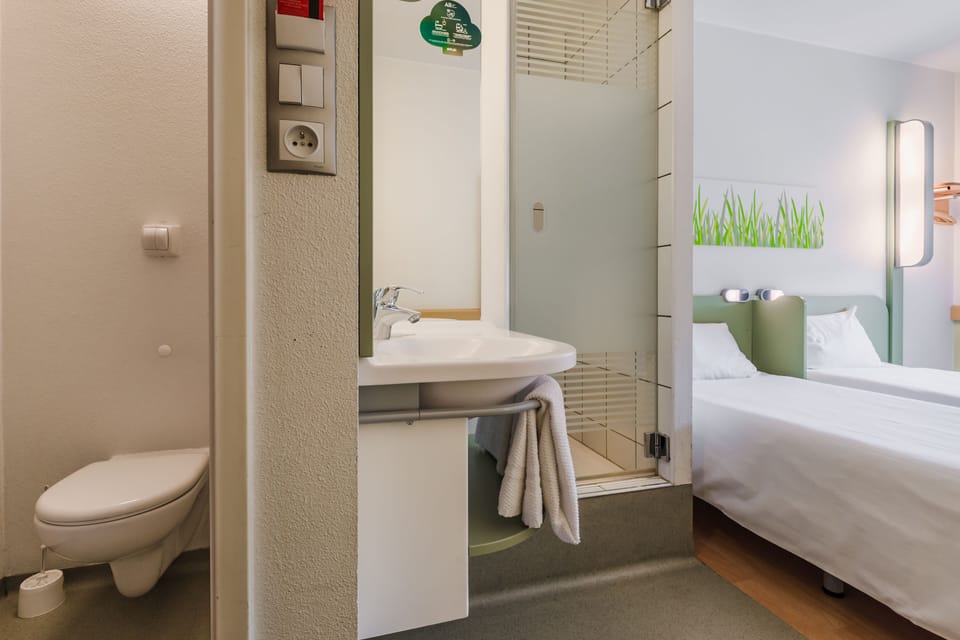 Standard Triple Room, 3 Twin Beds | Bathroom | Shower, eco-friendly toiletries, towels
