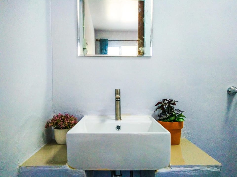 Shower, rainfall showerhead, free toiletries, slippers