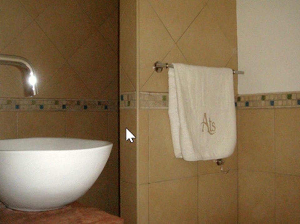Comfort Apartment, 4 Bedrooms | Bathroom sink