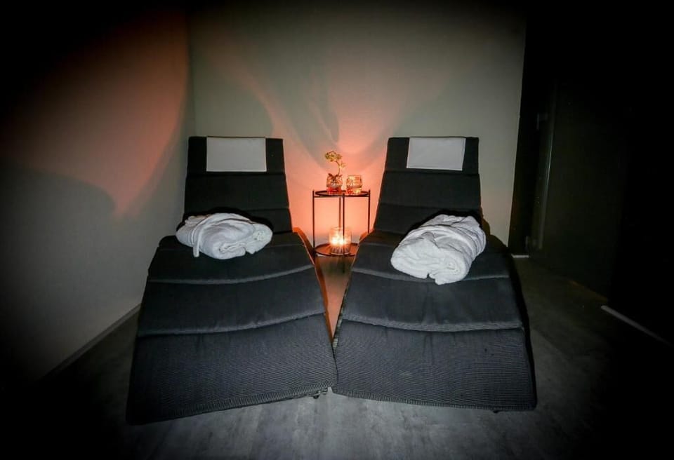 Sauna, hot tub, steam room, Swedish massages, massages