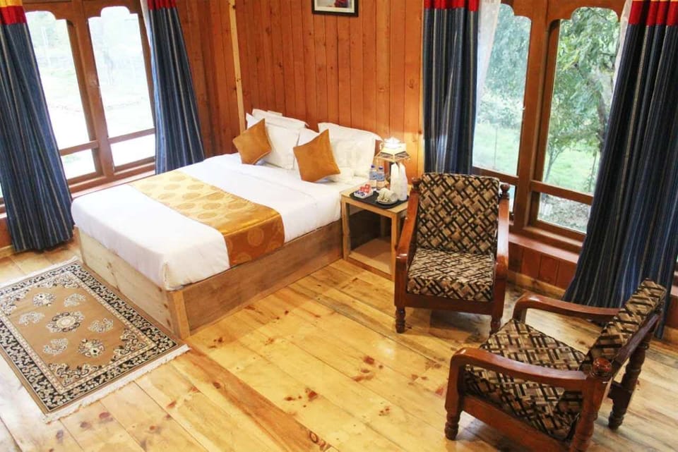 Deluxe Room | 1 bedroom, desk, laptop workspace, blackout drapes