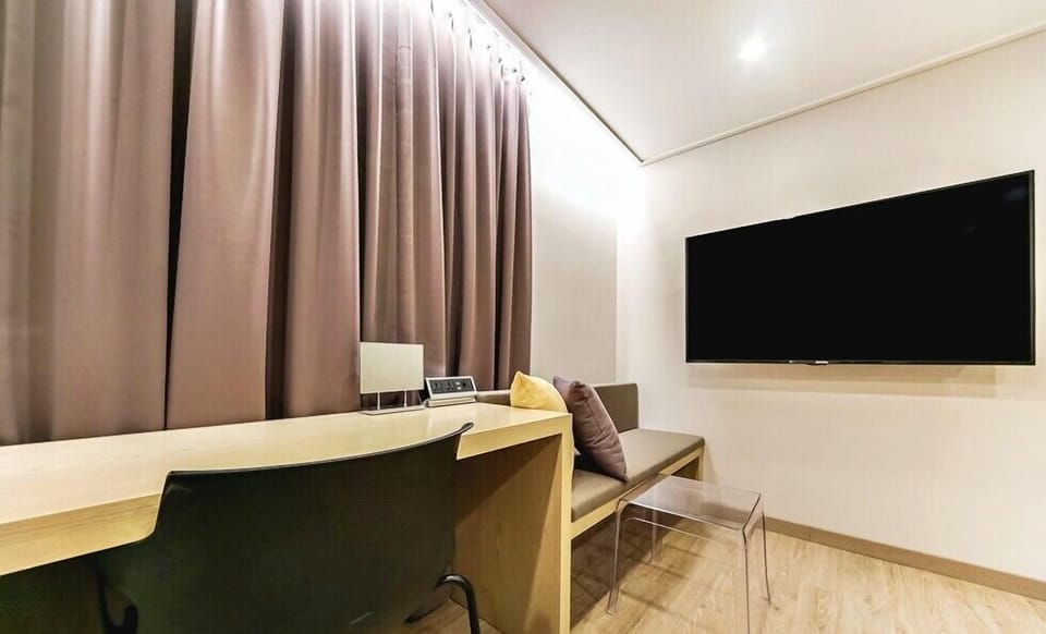 [Sweet Night SPA PKG] Deluxe (Q&A Book, LUSH Bath Bomb, 2Mask Sheet, Late C/O+2Hr) | Premium bedding, pillowtop beds, individually decorated