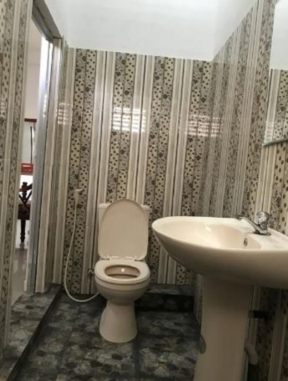 Deluxe Room | Bathroom | Shower, slippers, towels, shampoo