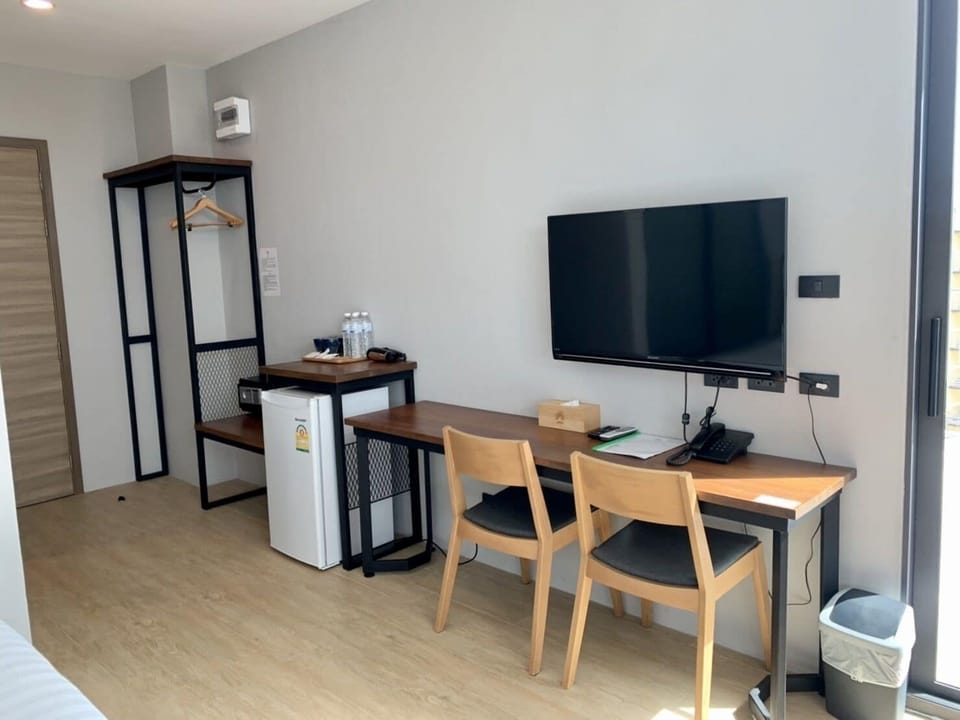 Premium bedding, in-room safe, desk, laptop workspace