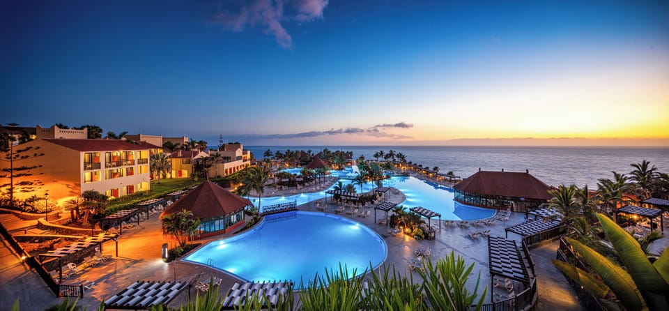 7 outdoor pools, pool umbrellas, sun loungers