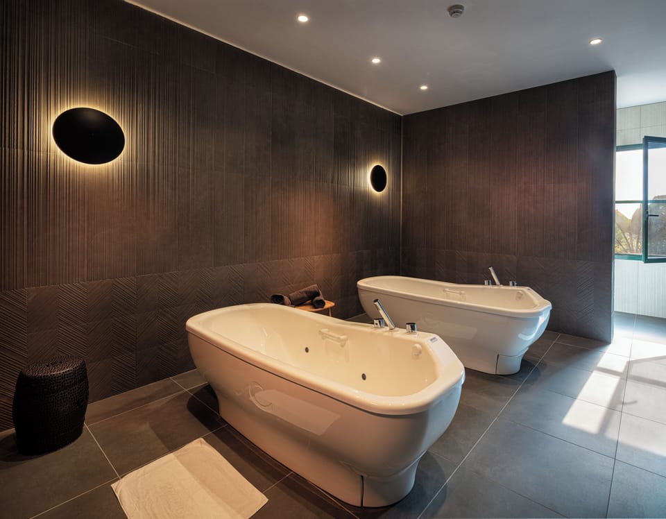 Couples treatment rooms, sauna, hot tub, steam room, body treatments