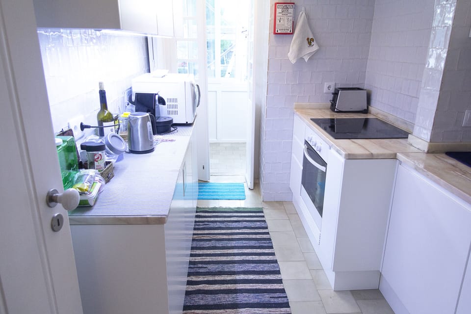 Full-size fridge, microwave, oven, stovetop